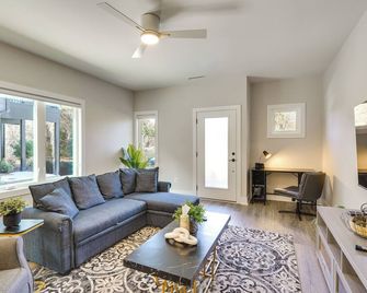 2 Mi to Duke University: Townhome in Durham! - Durham - Living room