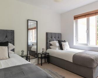 Spacious 2br Flat - 2 Free Parking Spaces - Near Lgw Airport - Crawley - Bedroom