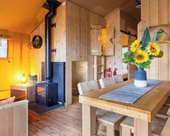 The Kingfisher Safari Tent - pets welcome - Oldham - Dining room