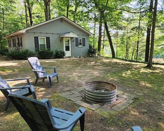 Relaxing River Cottage-Hot Tub Hot Springs Hot Tub Just Added. - Big Rapids - Патіо