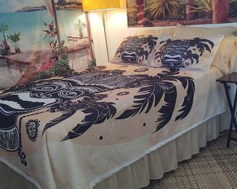 'Puna Tiki' is a Bedroom w/small bath, mini fridge & microwave - Pahoa