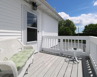 Carriage House Motel Cottages & Suites - Wells - Balcony