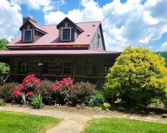 Countryside Cabin with Mountain Views near Surreybrooke Gardens - Middletown - Building