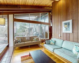 Oceanfront Blufftop Home with Incredible Deck & Water Views - Close to Beaches - Elk - Sala de estar