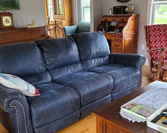 Peaceful setting On Glenwood Pond, near West Point Lighthouse. - O'Leary - Living room