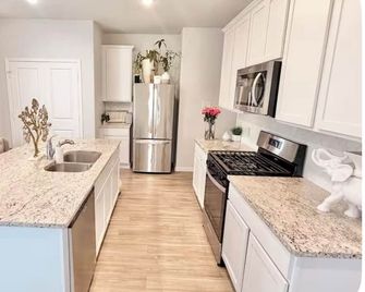 Spacious 4-bedroom house in tranquil / Woodlands & Magnolia Area with AC - Magnolia - Keuken
