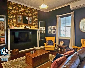 3 BR Little Addis Cottage in Historic Kalgoorlie - Kalgoorlie - Living room