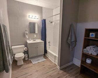 2BR Apt Right on the Town Square - Robinson