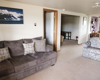 Kremmling Base Camp Apt. 2 Clean and Cozy apartment to base out of - Kremmling - Sala de estar