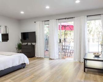 Spacious Guest Studio with Private Entry - Los Angeles - Bedroom