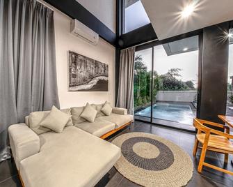 6 Bedroom Villa 4min walk to Balangan Beach - South Kuta - Living room