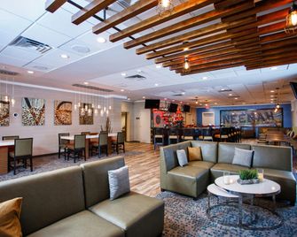 DoubleTree by Hilton Neenah - Neenah - Лоббі