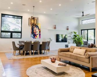Beautiful New Modern High Ceiling 4 bedroom/ Heated Pool/Barbeque - Los Angeles - Wohnzimmer