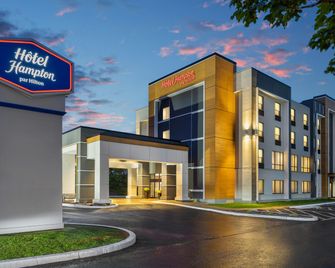 Hampton Inn & Suites by Hilton Montreal-Dorval - Dorval - Building