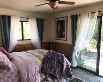 Magical and Secluded Cabin Rental near Yucca Valley for Weekend Getaways from Los Angeles - Yucca Valley - Schlafzimmer