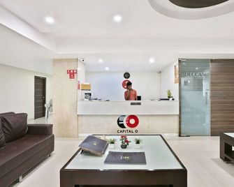 Townhouse Halcyon Deccan Inn Near Shilparamam - Hyderabad - Front desk