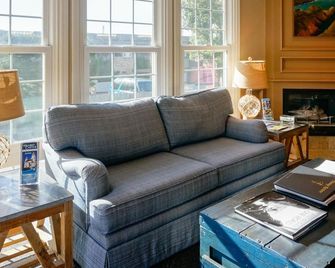 Sand Pebbles Inn - Cambria - Ruang tamu