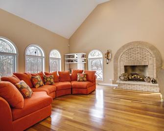 Hot Tub & Sauna: Hoffman Estates Villa in Elgin! - Elgin - Вітальня