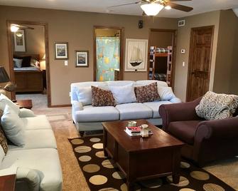 Minimal Steps to the Lakefront 2 Slip Dock, Hot Tub, 2Kitchen, 2 Ice Makers - La Follette - Living room