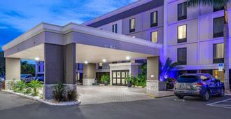 Comfort Inn and Suites St Pete - Clearwater International Airport - Clearwater - Gebäude