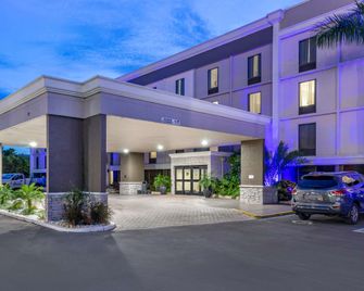 Comfort Inn & Suites St. Pete - Clearwater International Airport - קלירווטר - בניין