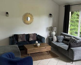 Quiet and pleasant house - Saint-Lambert-la-Potherie - Sala de estar