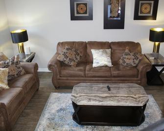 Urban Oasis Retreat in the Southwest! - Huntsville - Living room