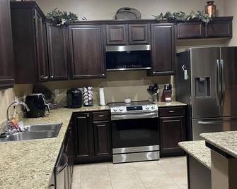 Bennu's Country Cottage near Nicholls State and local hospitals - Thibodaux - Cocina