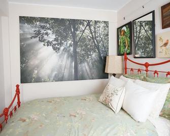 Perfect Location - 4bd,1ba - Restored Redwood Home - San Francisco - Bedroom