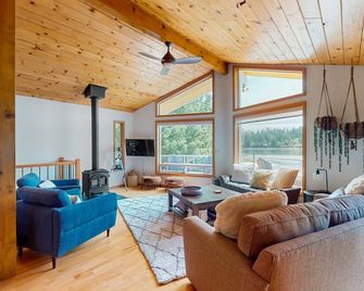 Private Waterfront Living With Pnw Charm & Outdoor Adventure - Shelton - Living room