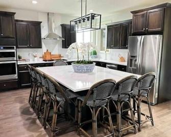 Mt Hood Luxury Home with Hot tub Game room & More - Gresham - Kitchen