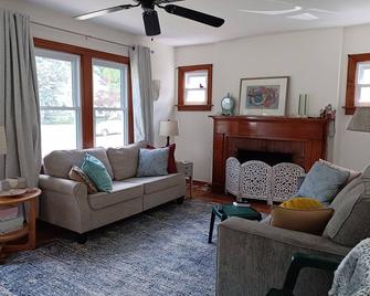 Cozy and Comfortable 1939 Cottage \nClose to Wittenberg, Shopping, Restaurants. - Springfield - Living room