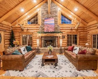 The Moose & Bear Cabin at Timpanogos - Highland - Living room