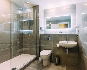 Armagh City Hotel - ארמה - חדר רחצה