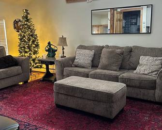 Rustic cozy large 1-bedroom, Queen Size Bed priced per-person rate - Vernon