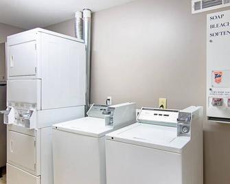 Southern Charm: Pets Allowed, Parking! Short Drive to Sky Zone Trampoline Park - Locust Grove - Wäscheservice