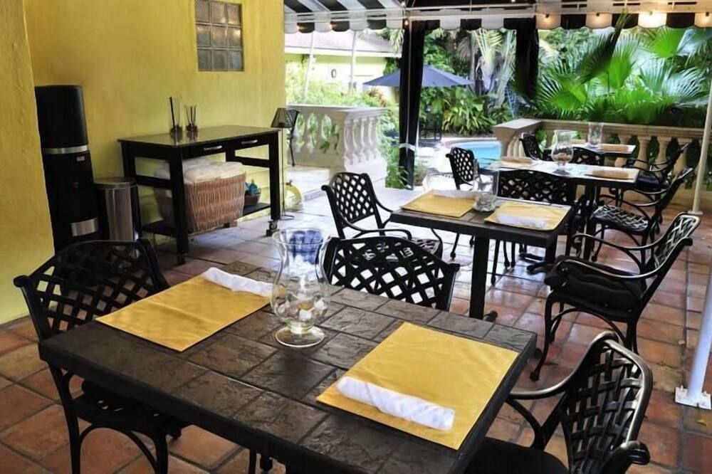 Mango Inn Bed and Breakfast - לייק וורת' - מסעדה