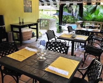 Mango Inn Bed and Breakfast - לייק וורת' - מסעדה