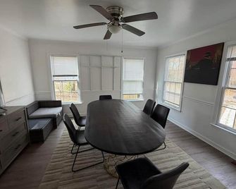 Gamers & Disc Golfers Dream Stay! Spacious 4BR in Peaceful Setting - Clayton - Dining room