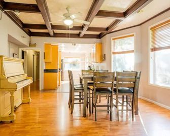 Beautiful Downtown Tacoma Home - Tacoma - Dining room