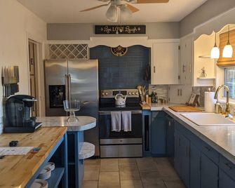 Cozy, Chef-Ready, and Family & Pet Friendly Retreat! - Lorain - Cocina