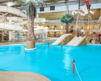 Ramada by Wyndham Des Moines Tropics Resort & Conference Ctr - Des Moines - Pool