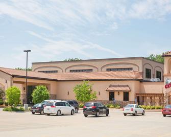 Ramada Tropics Resort & Conf Center By Wyndham Des Moines - Des Moines - Rakennus
