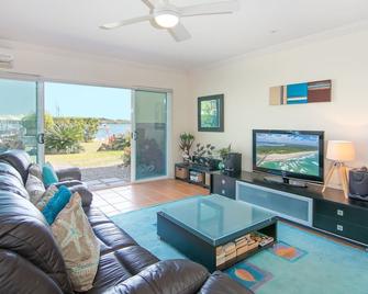 Riverview Apartments 1.3 - Iluka - Living room