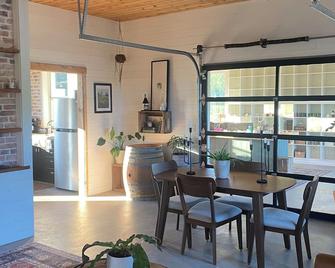Private and charming space in Wine Country, a perfectwine tasting base camp. - Carlton - Dining room