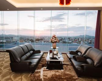Hai Ba Trung Hotel & Spa - Buon Ma Thuot - Living room