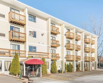 Days Inn by Wyndham Colchester Burlington - Colchester - Gebouw