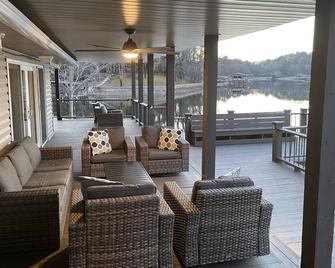 Lake Front Resort-Sleeps 22/3 Hot Tubs/3 Fire Pits/Boat Ramp/Dock/2 Game Rooms! - Hot Springs - Sala de estar