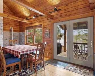 Private Lakefront - Luxury Log House - Sanbornton - Dining room