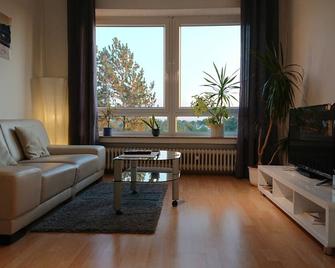 Bright apartment with panoramic views over Hannover and southloggia - Langenhagen - Wohnzimmer